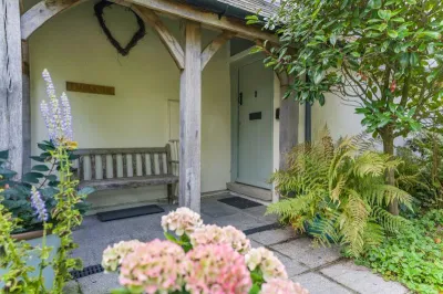 Emblands Cottage Oaklands Farm