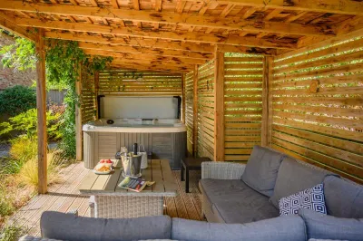 Honey Bee - Wild Meadow Cottages
