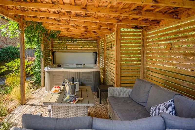 Honey Bee - Wild Meadow Cottages